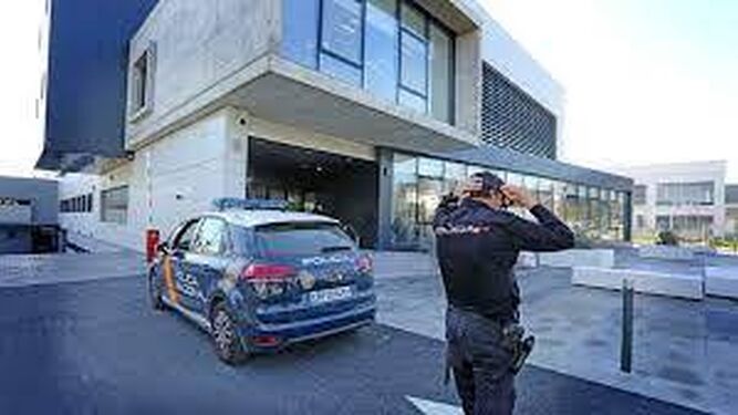 Un agente de Policía en la Comisaría de Jerez.