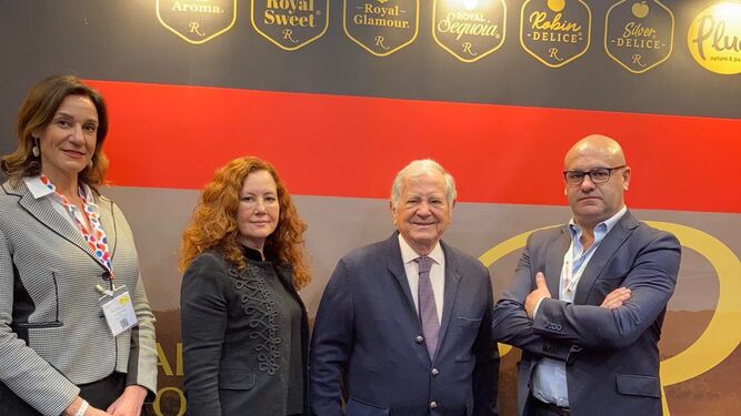 Jose Gandía y Macarena García, de la empresa Sat Royal, también recibieron la visita de Piñero y Lara.
