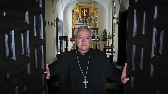 El obispo de Asidonia-Jerez abre las puertas de la capilla ubicada en el Obispado.