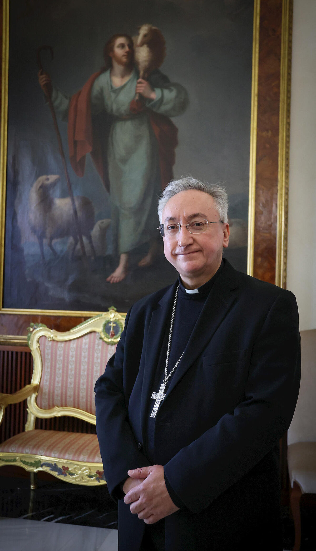Monseñor José Rico Pavés en la sala de reuniones del Obispado.