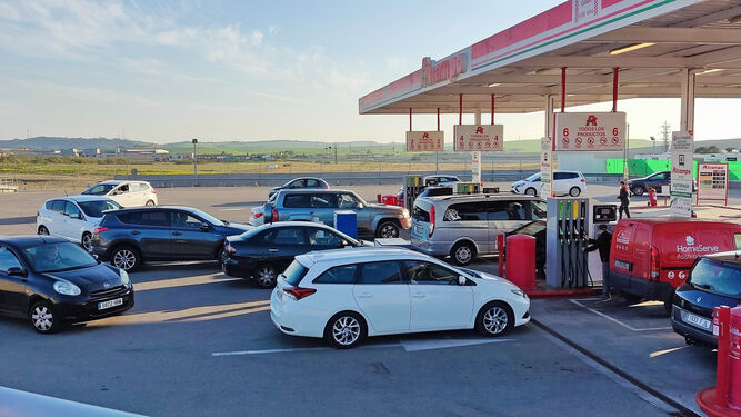 Vehículos haciendo cola para repostar en una gasolinera de Jerez