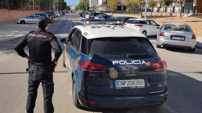 Un agente de Policía Nacional, durante un control en Jerez.