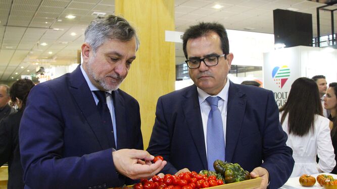 Los diputados Ángel Escobar y Antonio Jesús Rodríguez en Fruit Logistica 2022