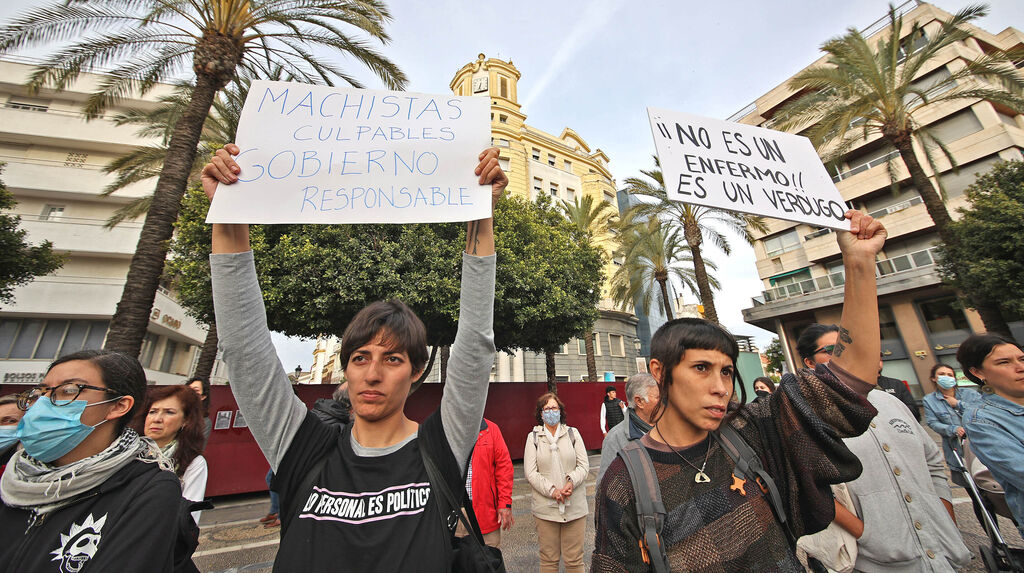 Protesta de Marea Violeta de Jerez en apoyo de Lourdes la joven agredida brutalmente