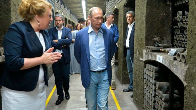 Vladimir Putin, en su visita junto a Silvio Berlusconi a la bodega de Crimea en la que descorcharon el jerez de 1775.