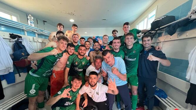 Los jugadores del Guadalcacín celebran la victoria en La Algaba.