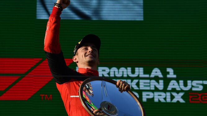 Leclerc alza el puño celebrando su victoria en Albert Park.