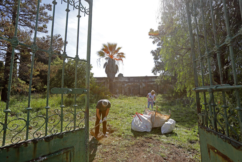Un grupo de voluntarios ingleses limpia el Cementerio Brit&aacute;nico de Huelva