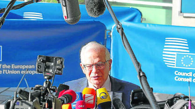 El jefe de la diplomacia europea, Josep Borrell, atiende a los medios ayer en Luxemburgo.
