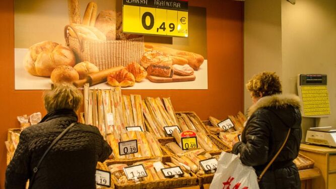 Dos mujeres hacen la compra en un supermercado