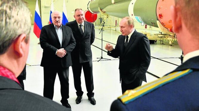 Vladimir Putin, presidente ruso, habla ayer en presencia de su homólogo bielorruso, Alexander Lukashenko (i), en el cosmódromo de Tsiolkovsky (Rusia).