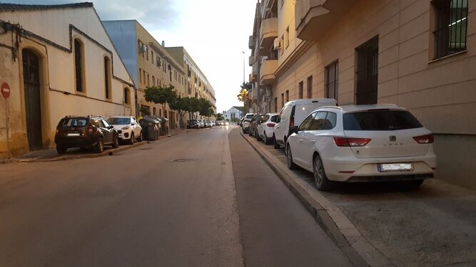 Coches aparcados en las aceras en Jerez sin dejar paso a los peatones.