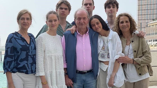 Juan Carlos I con sus hijas Elena y Cristina y algunos de sus nietos, en Abu Dabi