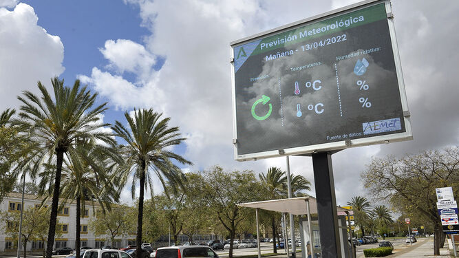 Panel interactivo de información sobre la calidad del aire instalado en la avenida de La Granja.