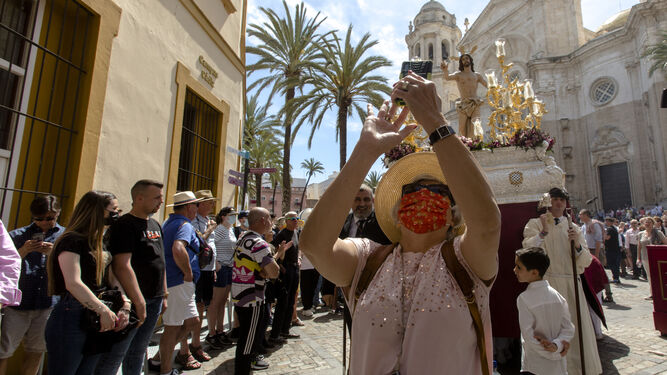 Las imágenes de la procesión del Resucitado en la Semana Santa de Cádiz 2022