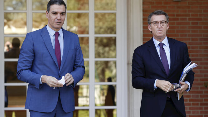 El presidente del Gobierno, Pedro Sánchez, recibe al nuevo líder del PP, Alberto Núñez Feijóo, en imagen de archivo en el Palacio de la Moncloa en Madrid.