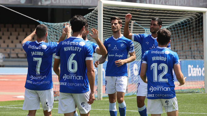 Máyor celebra con sus compañeros su gol al Tamaraceite.