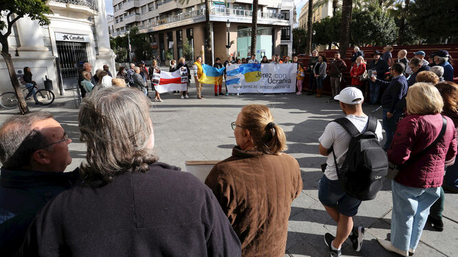 Concentración en la plaza del Arenal por la paz en Ucrania, este miércoles en Jerez.