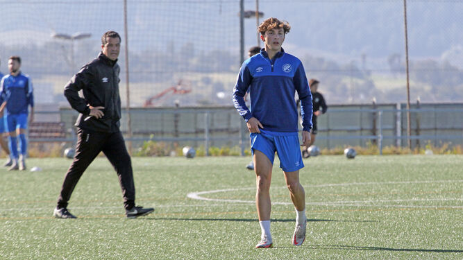 Pepe Sainz, en un entrenamiento en Picadueñas ante la mirada de Pérez Herrera.