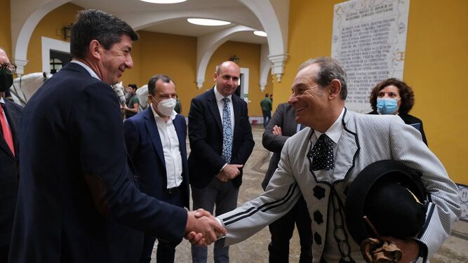 Juan Marín saluda a Rafael Soto durante la visita a la Real Escuela
