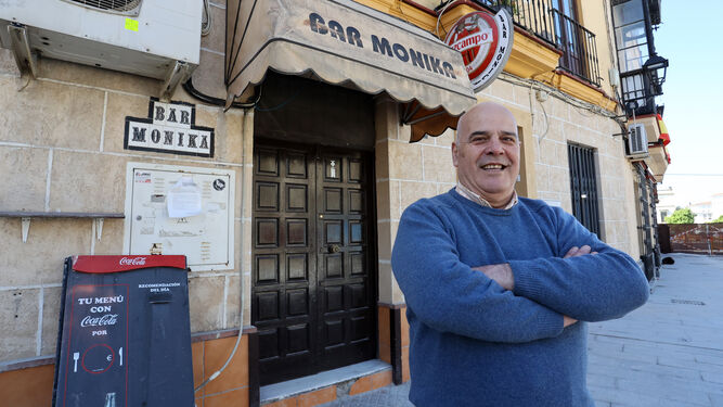Manolo 'Cuervo', junto al bar que ha regentado durante los últimos 28 años.