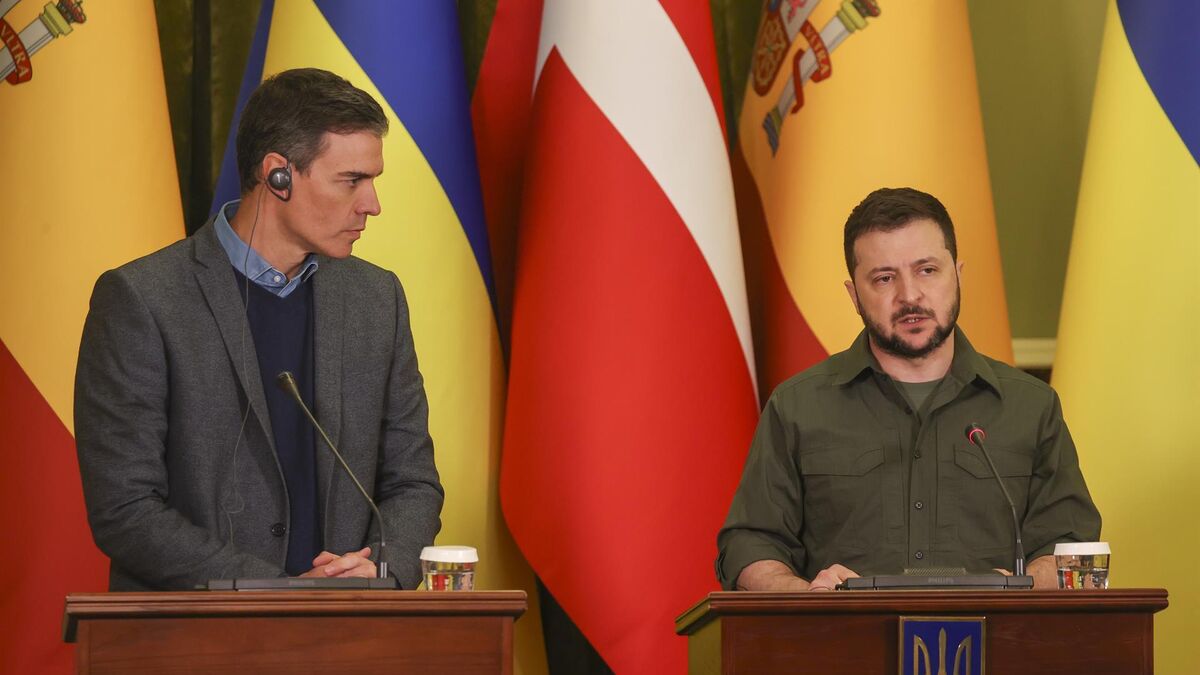 El presidente del Gobierno, Pedro Sánchez, y el presidente de Ucrania, Volodímir Zelenski, en Kiev.