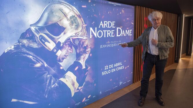 Jean-Jacques Annaud posa ante un cartel de su película.