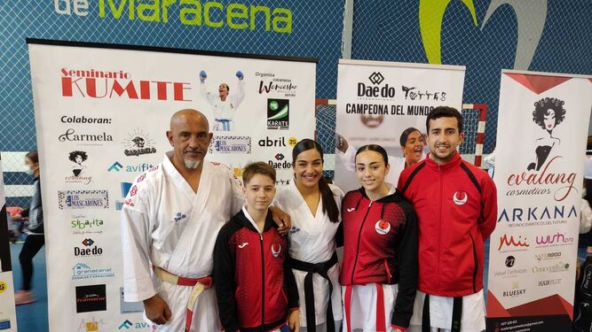 Jimena Pérez y Manuel Campos, del Dakentai Jerez, junto a María Torres, campeona del mundo en Kumite.