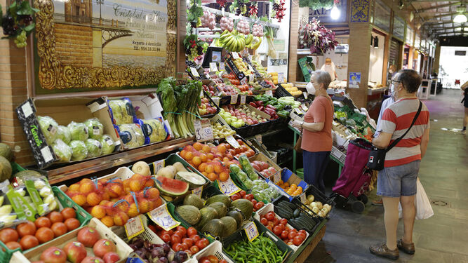 Frutas y verduras en un mercado de abastos de la ciudad.