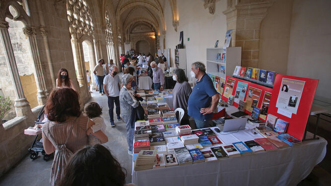 Imagen de la Feria del Libro en junio del pasado año, en los Claustros.