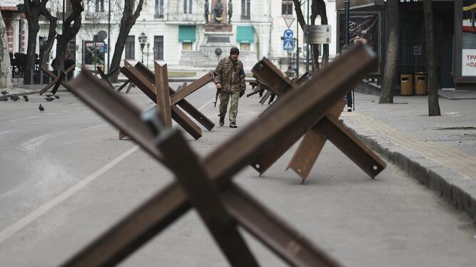 Un militar patrulla entre una barricada antitanques en la ciudad ucraniana de Odesa.