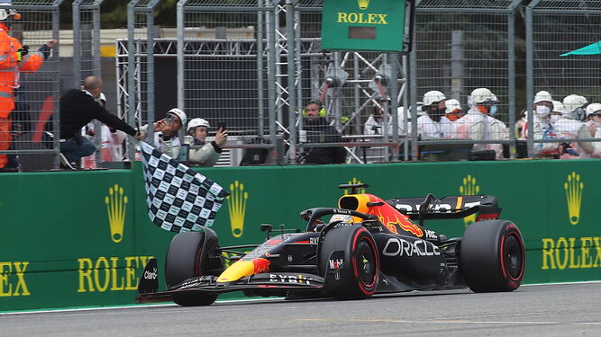 Verstappen cruza la línea de meta como ganador del GP de Emilia Romagna.