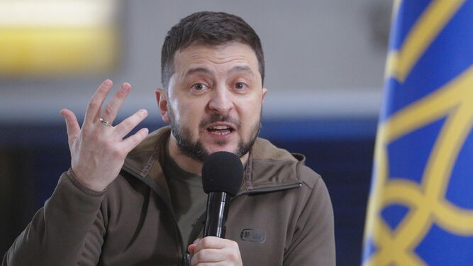 Volodymyr Zelensky responde a los periodistas en una conferencia de prensa