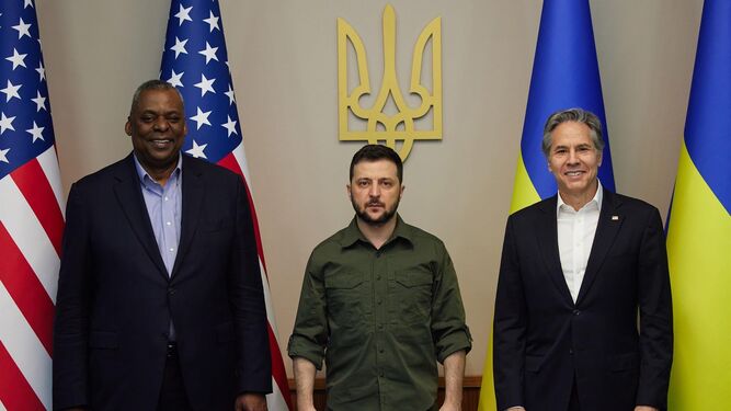 El presidente ucraniano, con el secretario de Estado de EEUU, Antony Blinken y el secretario de Defensa Lloyd Austin durante su encuentro en Kiev.