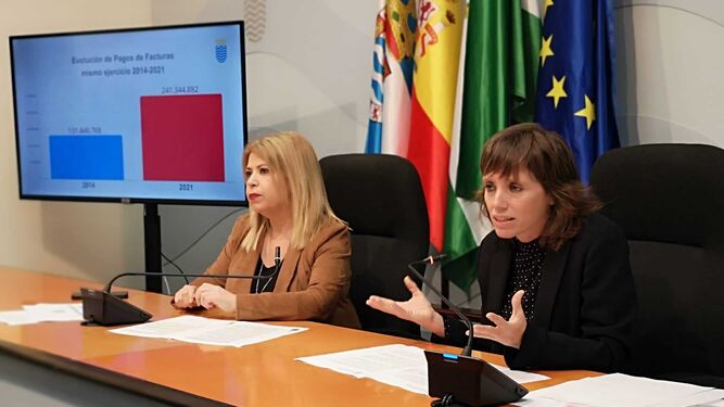 Mamen Sánchez y Laura Álvarez, durante la presentación de la liquidación este lunes en el Ayuntamiento.