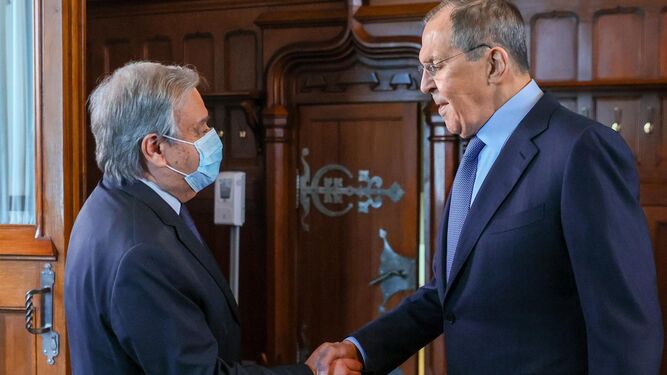 El secretario general de la ONU, António Guterres, (i) y el ministro de Exteriores ruso, Serguéi Lavrov, (d) este martes en Moscú.