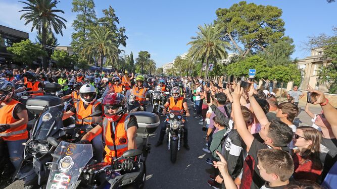 Decenas de moteros y aficionados en la avenida Alcalde Álvaro Domecq de Jerez