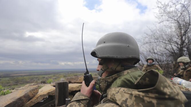 Un soldado ucraniano vigila su posición cerca de la localidad de Horlivka, en el área de Donetsk.