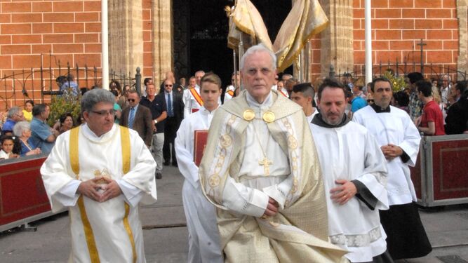 El cardenal Carlos Amigo, durante la procesión del Corpus Christi de San Fernando que presidió en 2015.