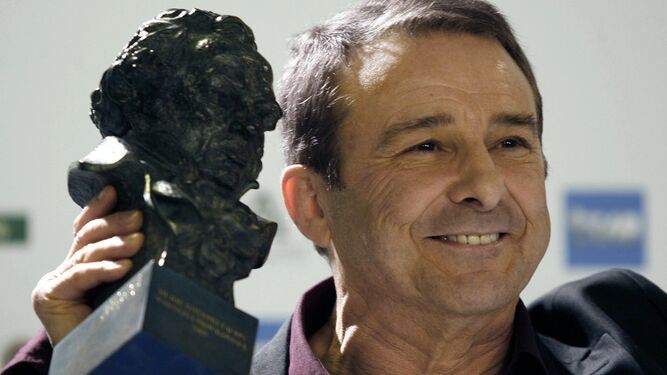 Juan Diego, con uno de los Premios Goya que consiguió.