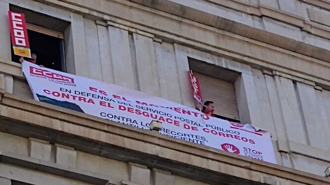 Delegados sindicales se encierran en la sede Correos en Granada contra el "desmantelamiento" del servicio