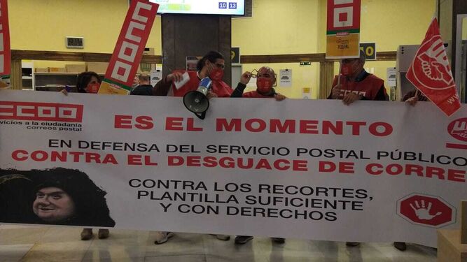 Delegados sindicales se encierran en la sede Correos en Granada contra el "desmantelamiento" del servicio