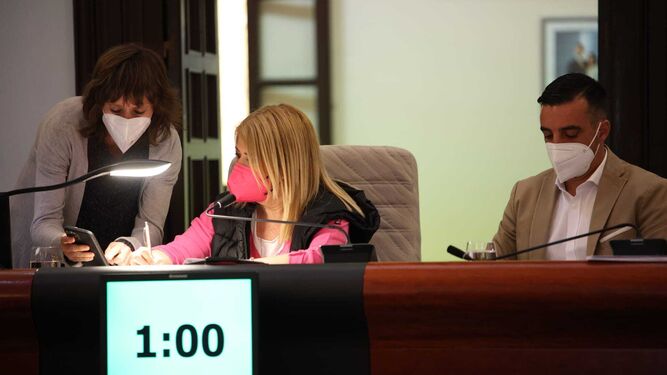 La alcaldesa, Mamen Sánchez, y los delegados Laura Álvarez y José Antonio Díaz, durante el pleno celebrado este jueves.