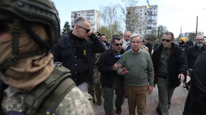 El secretario general de la ONU, António Guterres, en su visita a la ciudad de Borodianka