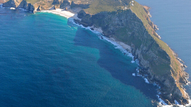 Vista aérea del cabo de Buena Esperanza, ubicado al sur de África y considerado el punto que divide los océanos Atlántico e Índico.