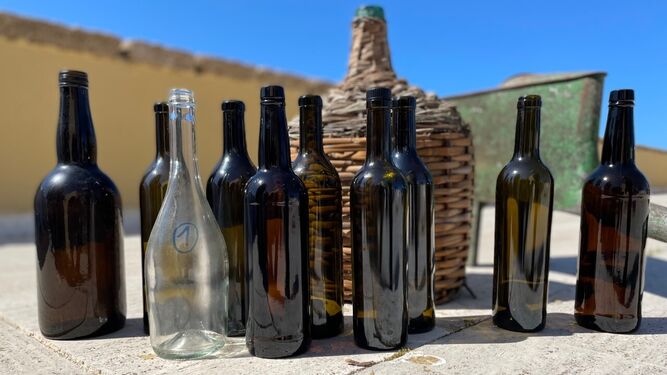Damajuana y botellas de vino en el Baluarte de los Mártires
