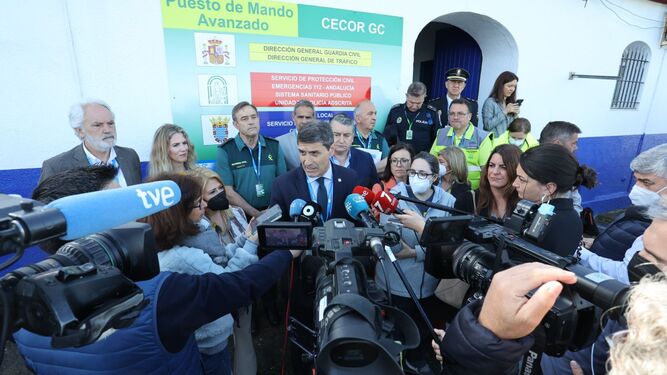 El delegado del Gobierno en Andalucía, Pedro Fernández, junto al resto de autoridades, atiende a los medios en el CECOR