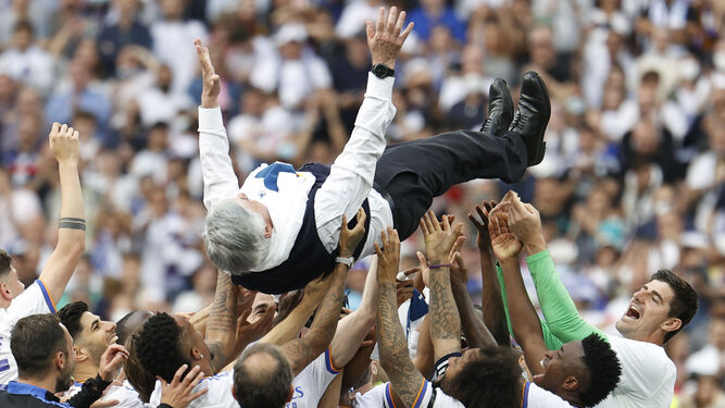 Ancelotti es manteado por sus jugadores tras ganar la Liga.