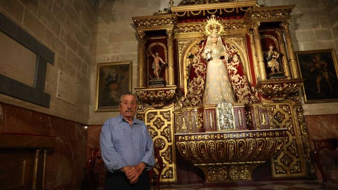 José María Muñoz junto a su Madre de Dios de la Misericordia, Reina del Transporte.