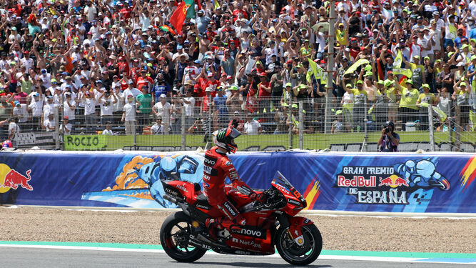 Bagnaia saluda a la afición de Jerez tras su triunfo en el Gran Premio de España.